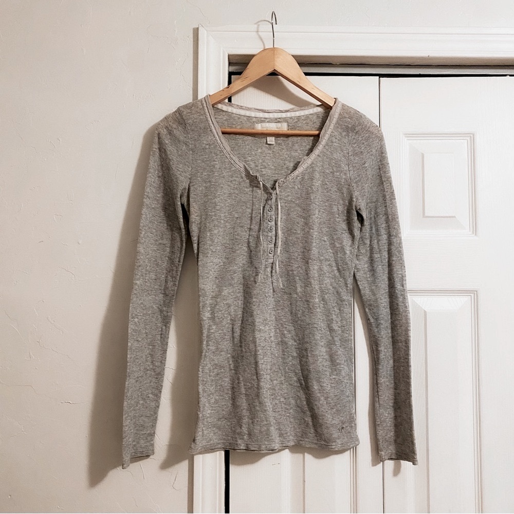 American Eagle women’s light gray waffle knit long sleeve shirt
